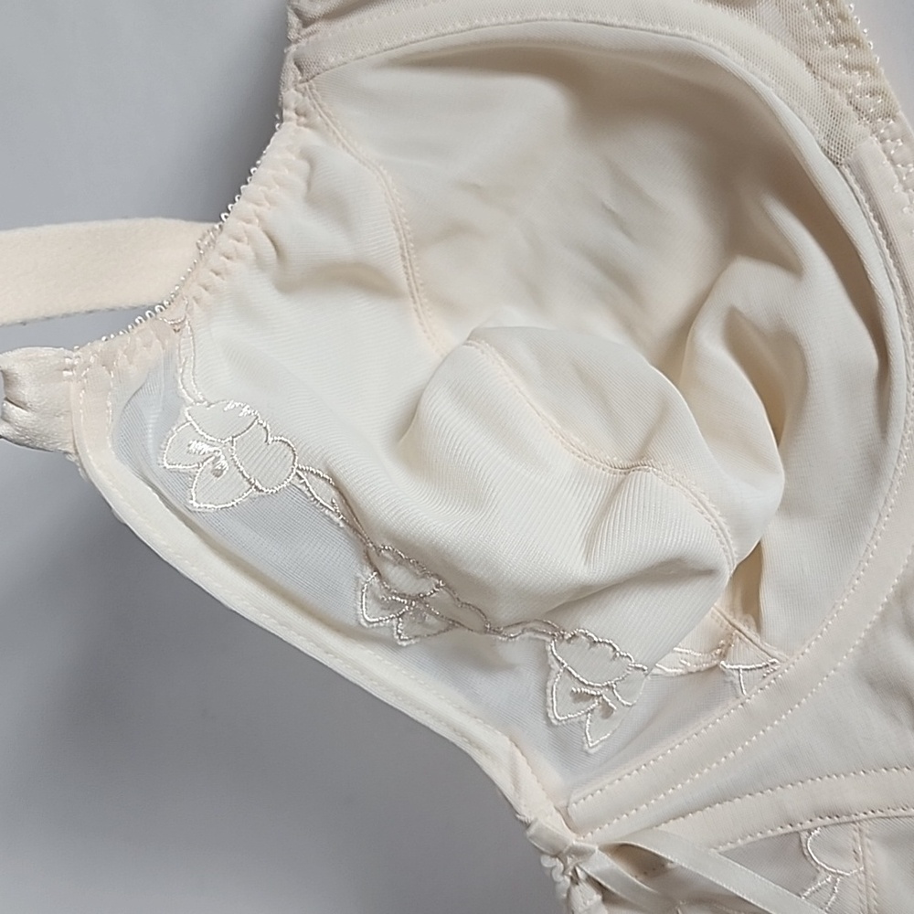 Bali cream underwire lace bra. - Picture 9 of 12